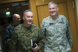 Tướng Joseph Dunford (trái) tại Stuttgart, Đức ngày 4/1. (Ảnh: defense.gov)