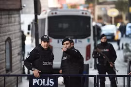 Cảnh sát Thổ Nhĩ Kỳ phong tỏa hiện trường vụ nổ bom tại Istanbul. (Ảnh: AFP/TTXVN)