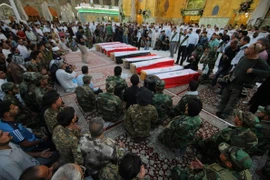 Người dân cầu nguyện cho những nạn nhân vụ thảm sát Trại Speicher. (Ảnh: AP) 