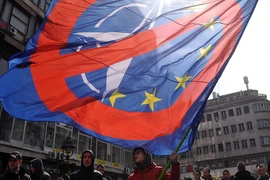 Hàng nghìn người Serbia đã tuần hành phản đối NATO và Phương Tây. (Ảnh: AFP)