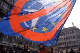 Hàng nghìn người Serbia đã tuần hành phản đối NATO và Phương Tây. (Ảnh: AFP)
