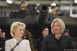 Bộ trưởng Quốc phòng Đức Ursula von der Leyen (trái) và Hà Lan Jeanine Hennis-Plasschaert. (Ảnh: Getty Images/AFP)