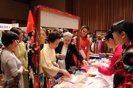 Gian hàng của Việt Nam đã thu hút được sự chú ý của rất nhiều khách tham gia hội chợ. (Ảnh: Nguyễn Tuyến/Vietnam+)