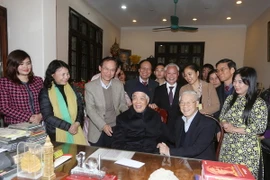 Tổng Bí thư Nguyễn Phú Trọng đến thăm, chúc thọ đồng chí Đỗ Mười, nguyên Tổng Bí thư Ban Chấp hành Trung ương Đảng bước sang tuổi 100 với 76 tuổi Đảng. (Ảnh : Trí Dũng/TTXVN)