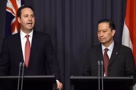 Ông Steven Ciobo và người đồng cấp Indonsia Thomas Lembong. (Ảnh: AAP)
