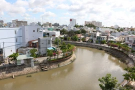 Bờ kè rạch Tham Tướng, quận Ninh Kiều đã hoàn thành đưa và vào sử dụng. (Ảnh: Duy Khương/TTXVN)