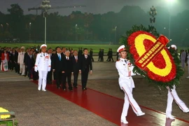 Lãnh đạo Đảng, Nhà nước và đại biểu dự Đại hội đại biểu toàn quốc lần thứ XII của Đảng đến đặt vòng hoa và vào Lăng viếng Chủ tịch Hồ Chí Minh. (Nguồn: TTXVN)