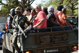Lực lượng an ninh sơ tán người dân khỏi khu vực vụ tấn công. (Ảnh: AFP)