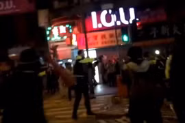 Video cảnh sát Hong Kong nổ súng trấn áp kẻ quá khích