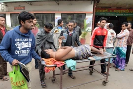 Chuyển nạn nhân bị thương trong trận động đất tới bệnh viện ở Dhaka. (Ảnh: THX/TTXVN)