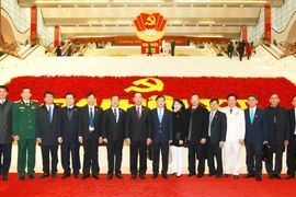 Các đại biểu Đảng bộ tỉnh Bình Dương chụp ảnh chung (Sáng ngày 25/1/2016). (Ảnh: TTXVN)