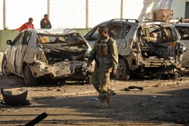 Binh sỹ Somalia điều tra tại hiện trường vụ tấn công ở Lido, Mogadishu ngày 22/1. (Ảnh: AFP/TTXVN)