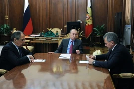 Tổng thống Nga Vladimir Putin (giữa) đã ra lệnh rút các lực lượng chính của nước này khỏi Syria từ ngày 15/3. (Ảnh: AFP/TTXVN)