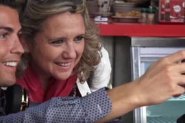 [Video] Sự lịch thiệp của Ronaldo khiến các fan nữ ngỡ ngàng