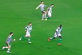Cận cảnh Ronaldo tức tối tung chân đá hậu vệ của Real Betis