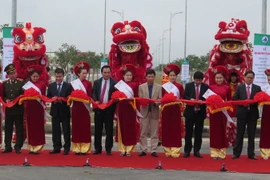 Lễ cắt băng khánh thành công trình. (Ảnh: Văn Sơn/TTXVN)