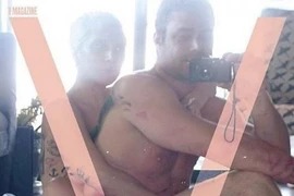 Lady Gaga gây sốc khoe ảnh selfie khỏa thân cùng người tình