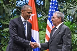 Chủ tịch Cuba Raul Castro (phải) đã có cuộc hội đàm với Tổng thống Mỹ Barack Obama (trái) tại Cung điện Cách mạng ở thủ đô La Habana. (Ảnh: AFP/TTXVN)