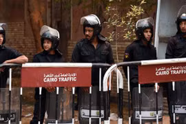 Lực lượng an ninh đứng gác trên đường phố Cairo ngày 31/12 vừa qua. (Ảnh: AFP)