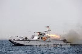 Tàu chiến Iran bắn tên lửa trong cuộc tập trận. (Nguồn: THX/TTXVN)