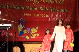 Trình diễn trang phục dân tộc trong Gala mừng Xuân Bính Thân 2006 tại Áo (Ảnh: Tâm Mai/Vietnam+)