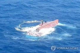 Chiếc tàu cá bị lật úp. (Nguồn: Yonhap News)