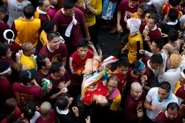 Hai người chết và hàng trăm người bị thương sau khi đám đông cố chen lấn để tới gần tượng Chúa Jesus. (Ảnh: AFP)