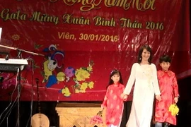 Trình diễn trang phục dân tộc trong Gala mừng Xuân Bính Thân 2006 tại Áo (Ảnh: Tâm Mai/Vietnam+)