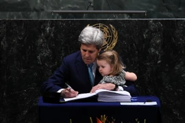 Ngoại trưởng Mỹ John Kerry ký kết Hiệp định Paris về biến đổi khí hậu. (Nguồn: AFP/TTXVN)