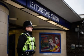 Cảnh sát gác bên ngoài nhà ga tàu điện ngầm Leytonstone ở London sau vụ tấn công. (Ảnh: AFP/TTXVN)