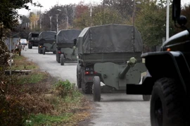 Xe của lực lượng ly khai chở súng chống tăng MT-12 Rapira 100-mm rút khỏi Donetsk ngày 28/10. (AFP/TTXVN)