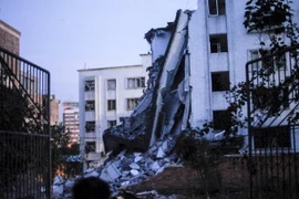 Một phần tòa nhà bị sập sau vụ nổ ở huyện Liễu Thành ngày 30/9. (Reuters/TTXVN)