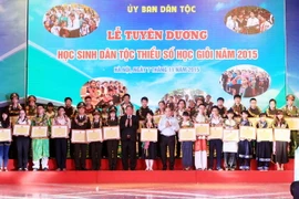 Phó Thủ tướng Nguyễn Xuân Phúc và Bộ trưởng, Chủ nhiệm Ủy ban Dân tộc Giàng Seo Phử chụp ảnh chung với các học sinh dân tộc thiểu số học giỏi năm 2015. (Ảnh: Phạm Kiên/TTXVN)