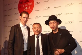 Bộ Trưởng Ngoại giao Áo Sebastian Kurz, ông Hồ Xuân Thái (giữa) và con trai Ho Martin. (Ảnh: Vietnam+)