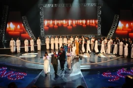 Tối 15/11/2015, tại Hà Nội, Ủy ban An toàn Giao thông Quốc gia tổ chức Lễ tưởng niệm các nạn nhân tử vong do tai nạn giao thông năm 2015. (Ảnh: Huy Hùng/TTXVN)