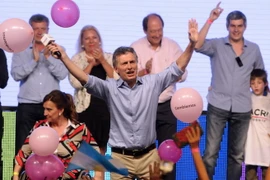 Ông Mauricio Macri (giữa) sau khi kết quả bầu cử sơ bộ được công bố ở Buenos Aires ngày 22/11. (Ảnh: AFP/TTXVN)