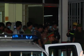 Lực lượng chức năng khống chế đối tượng. (Ảnh: Sỹ Tuyên/TTXVN)