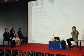Các học giả diễn thuyết tại Hội thảo. (Ảnh: Sơn Nam-Quang Thuận/Vietnam+)