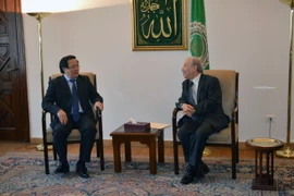 Ông Hoàng Bình Quân, Ủy viên Trung ương Đảng, Trưởng Ban Đối ngoại Trung ương tiếp kiến Phó Tổng thư ký Liên đoàn Arab Ahmed Bin Hali.(Ảnh: TTXVN)