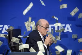 Chủ tịch Sepp Blatter bị ném tiền giả vào mặt. (Ảnh: EPA)