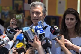 Ông Mauricio Macri trả lời báo giới sau cuộc bầu cử ở Buenos Aires ngày 22/11. (Ảnh: AFP/TTXVN)