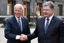 Tổng thống Ukraine Petro Poroshenko (phải) có cuộc gặp với Phó Tổng thống Mỹ Joe Biden. (Ảnh: AFP/TTXVN)