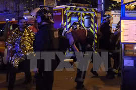 Cảnh sát giải cứu con tin trong vụ tấn công tại Paris. (Ảnh: TTXVN/AFP)