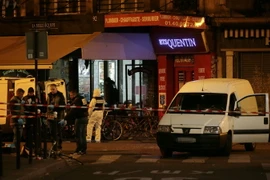 Cảnh sát điều tra tại hiện trường một vụ tấn công khủng bố bên ngoài nhà hàng La Belle Equipe ở Paris ngày 13/11. (Ảnh: AFP/ TTXVN)