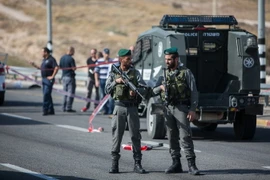 Binh sỹ Israel tại hiện trường một vụ tấn công của lái xe Palestine nhằm vào người đi đường Israel ngày 22/11. (Ảnh: AFP/TTXVN)