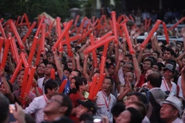 Những người ủng hộ NLD tập trung trước trụ sở của đảng ở Yangon ngày 8/11. (Ảnh: THX/TTXVN)