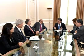 Tổng thống Colombia Juan Manuel Santos (thứ 3, phải) trong cuộc họp với Đại diện Tiểu ban chấm dứt xung đột của LHQ Jean Arnault (thứ 3, trái) về tiến trình hòa đàm giữa Chính phủ Colombia và FARC tại Bogota, ngày 29/10. (THX/TTXVN)