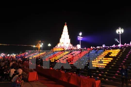 Quang cảnh lễ Hội hoa đăng. (Ảnh: Mạnh Minh/TTXVN)