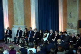 Tân Thủ tướng Antonio Costa và các Bộ trưởng tại lễ tuyên thệ nhậm chức ở Lisbon. (Ảnh: THX/TTXVN)