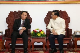  Tổng Giám đốc TTXVN Nguyễn Đức Lợi cùng Ủy viên Bộ Chính trị, Phó Thủ tướng Chính phủ Lào Phankham Viphavan. (Ảnh: Phạm Kiên/TTXVN)